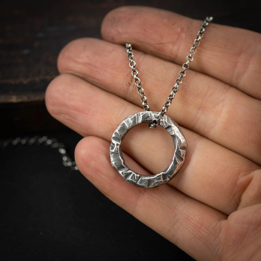 „Kreis“-Anhänger für Herren aus 925er Silber – handgefertigter Talisman für Stärke und Balance, Skulpturenschmuck im Boho- und rustikalen Stil | Art Diva