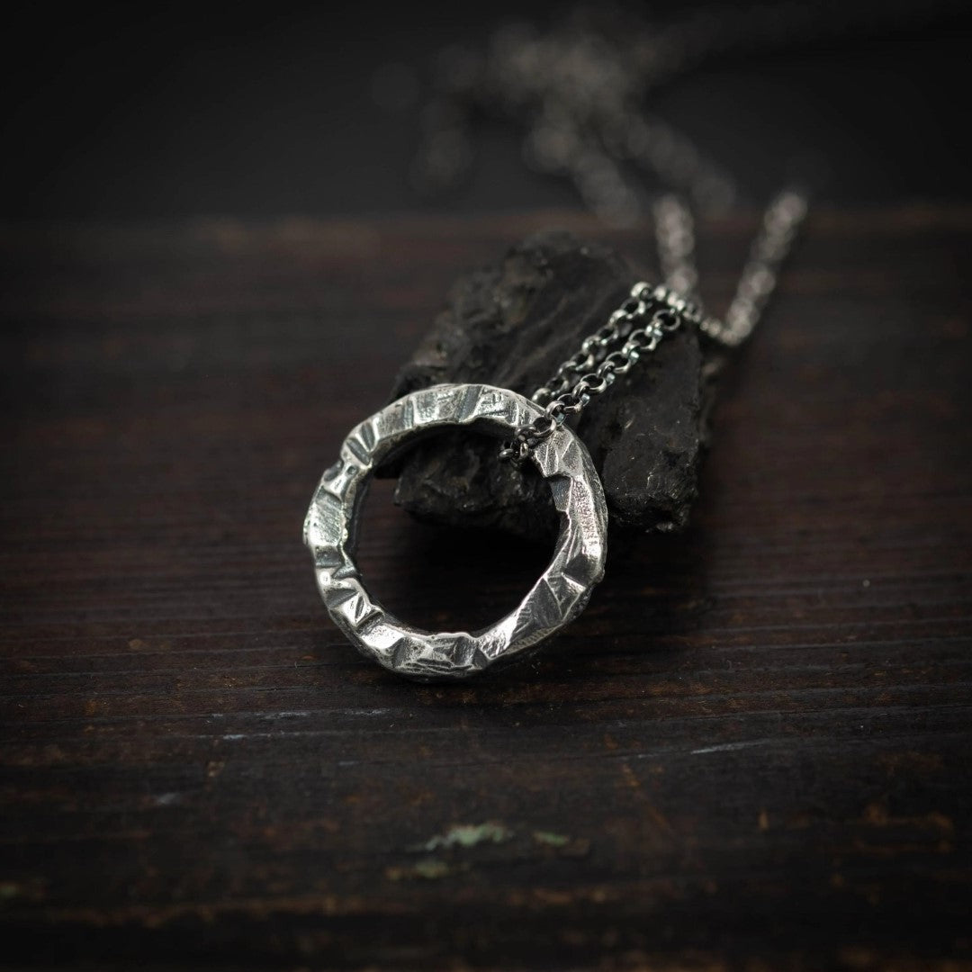 „Kreis“-Anhänger für Herren aus 925er Silber – handgefertigter Talisman für Stärke und Balance, Skulpturenschmuck im Boho- und rustikalen Stil | Art Diva