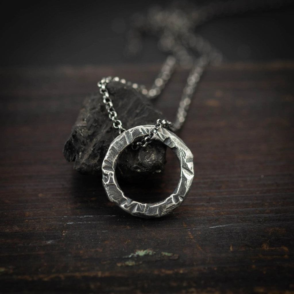 „Kreis“-Anhänger für Herren aus 925er Silber – handgefertigter Talisman für Stärke und Balance, Skulpturenschmuck im Boho- und rustikalen Stil | Art Diva