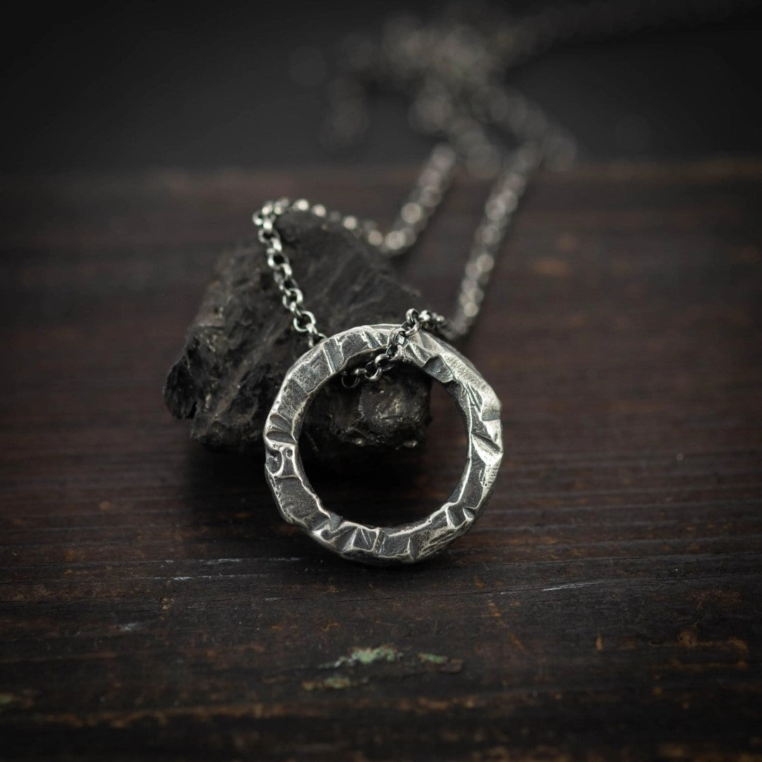 „Kreis“-Anhänger für Herren aus 925er Silber – handgefertigter Talisman für Stärke und Balance, Skulpturenschmuck im Boho- und rustikalen Stil | Art Diva