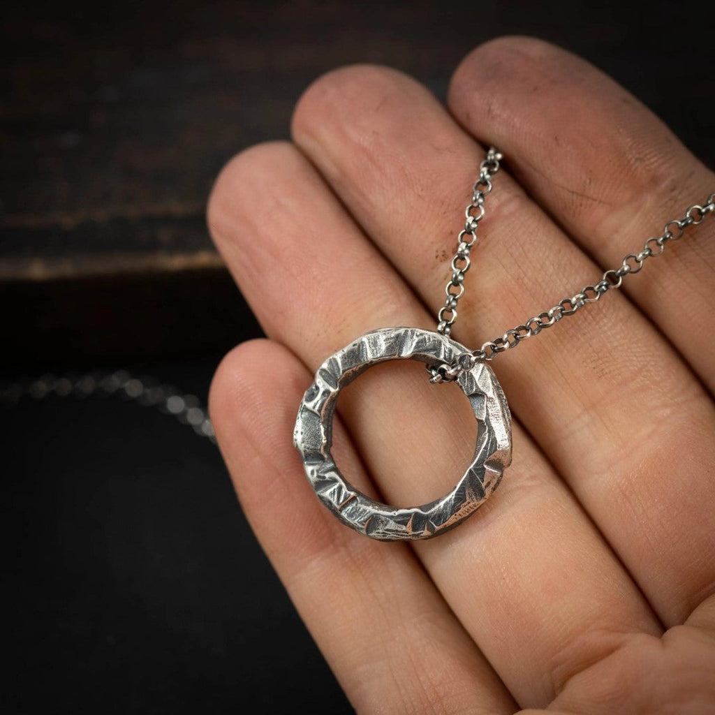 „Kreis“-Anhänger für Herren aus 925er Silber – handgefertigter Talisman für Stärke und Balance, Skulpturenschmuck im Boho- und rustikalen Stil | Art Diva