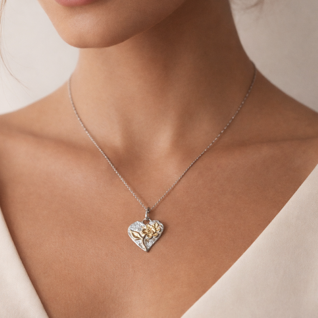 Talisman für Liebe und Geborgenheit – handgefertigter Herzanhänger aus 925er Silber mit Blume und goldfarbenen Akzenten im Boho- und rustikalen Stil | Art Diva