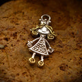 „Kleine Prinzessin“-Anhänger aus 925er Silber mit goldfarbenen Akzenten – Talisman für kindliche Freude, unbeschwertes Lächeln und liebevolle Kindheitserinnerungen, Skulpturenschmuck im Boho- und rustikalen Stil | Art Diva