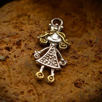 „Kleine Prinzessin“-Anhänger aus 925er Silber mit goldfarbenen Akzenten – Talisman für kindliche Freude, unbeschwertes Lächeln und liebevolle Kindheitserinnerungen, Skulpturenschmuck im Boho- und rustikalen Stil | Art Diva
