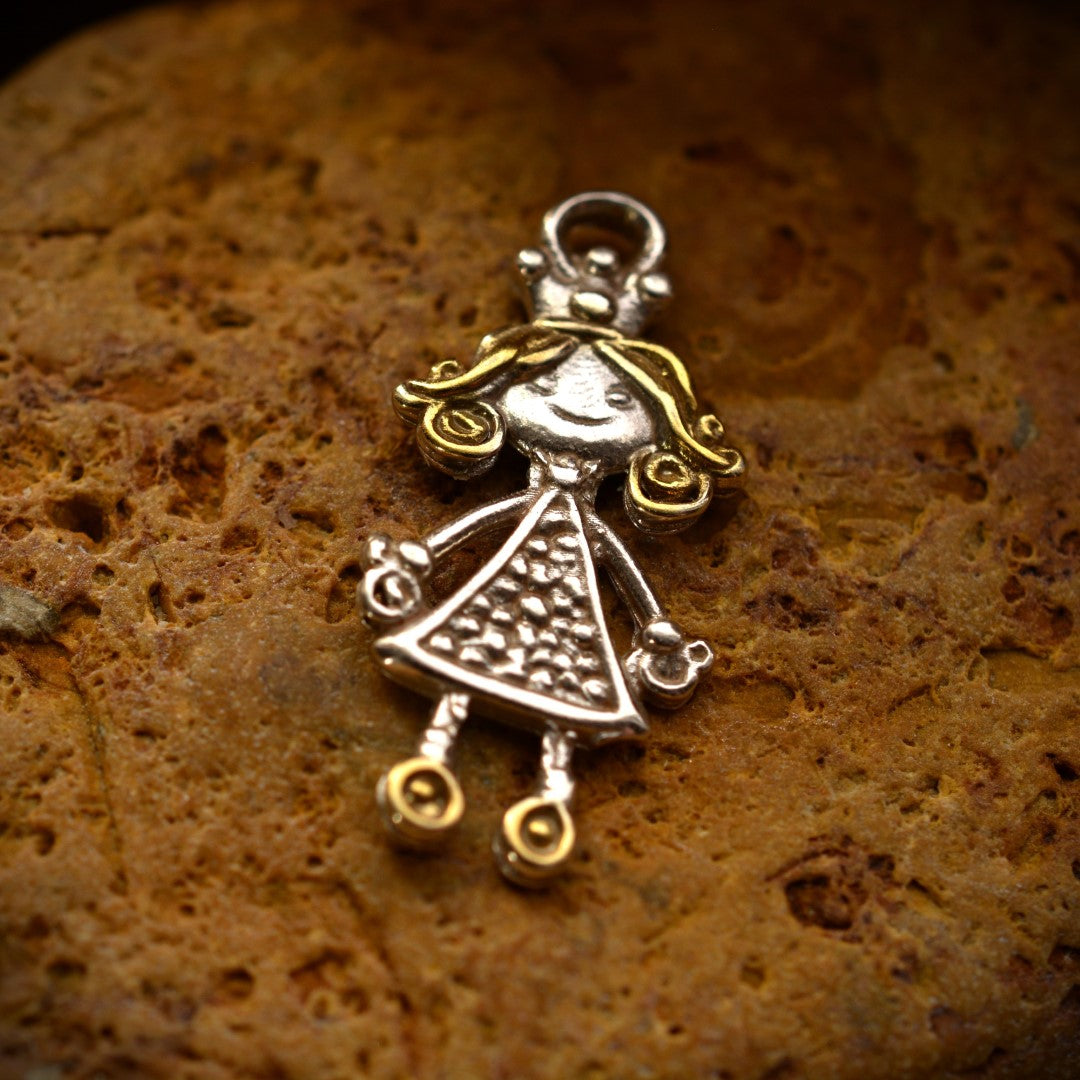 „Kleine Prinzessin“-Anhänger aus 925er Silber mit goldfarbenen Akzenten – Talisman für kindliche Freude, unbeschwertes Lächeln und liebevolle Kindheitserinnerungen, Skulpturenschmuck im Boho- und rustikalen Stil | Art Diva