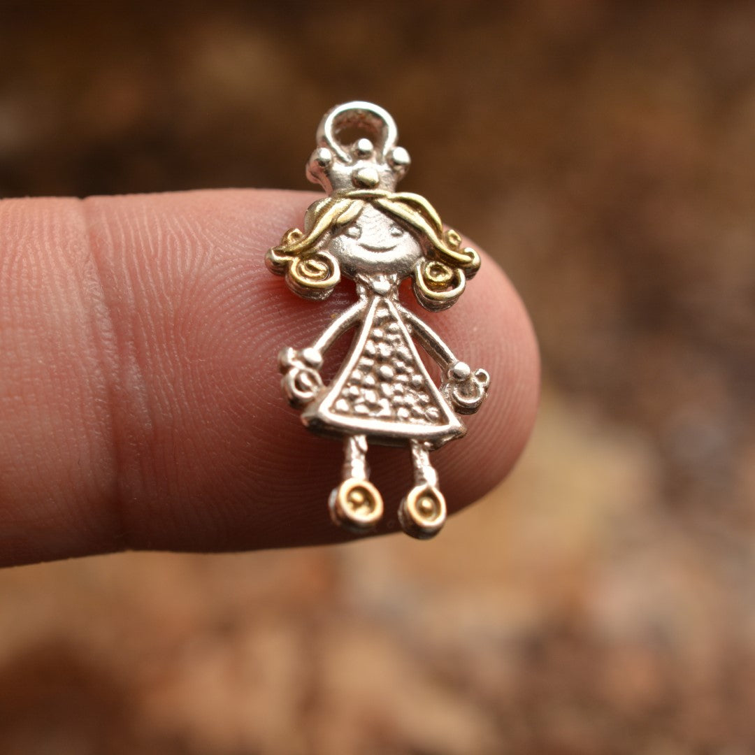 „Kleine Prinzessin“-Anhänger aus 925er Silber mit goldfarbenen Akzenten – Talisman für kindliche Freude, unbeschwertes Lächeln und liebevolle Kindheitserinnerungen, Skulpturenschmuck im Boho- und rustikalen Stil | Art Diva