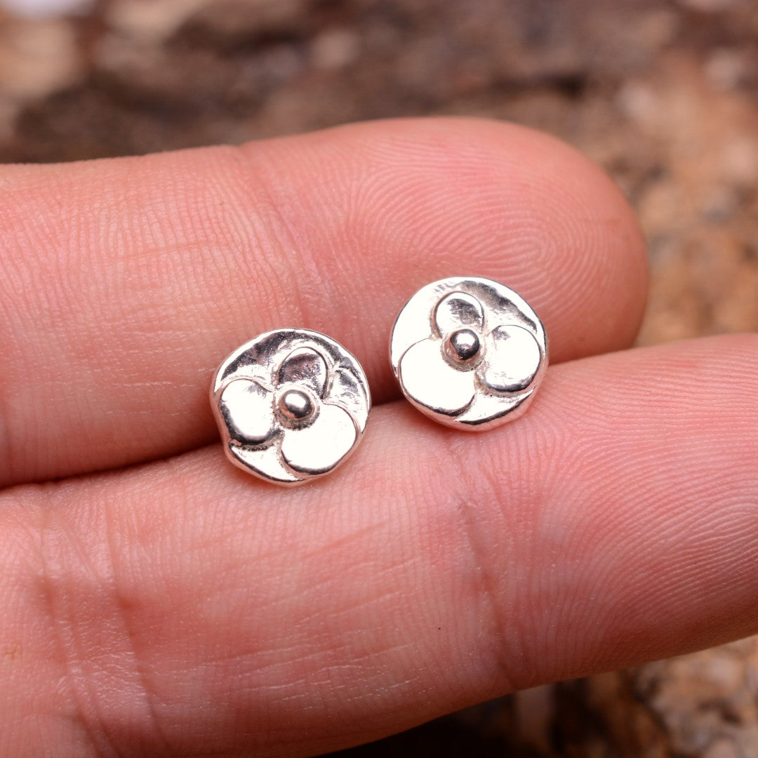„Veilchen“-Mini-Ohrstecker aus 925er Silber – floraler Schmuck | Art Diva