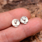 „Veilchen“-Mini-Ohrstecker aus 925er Silber – floraler Schmuck | Art Diva