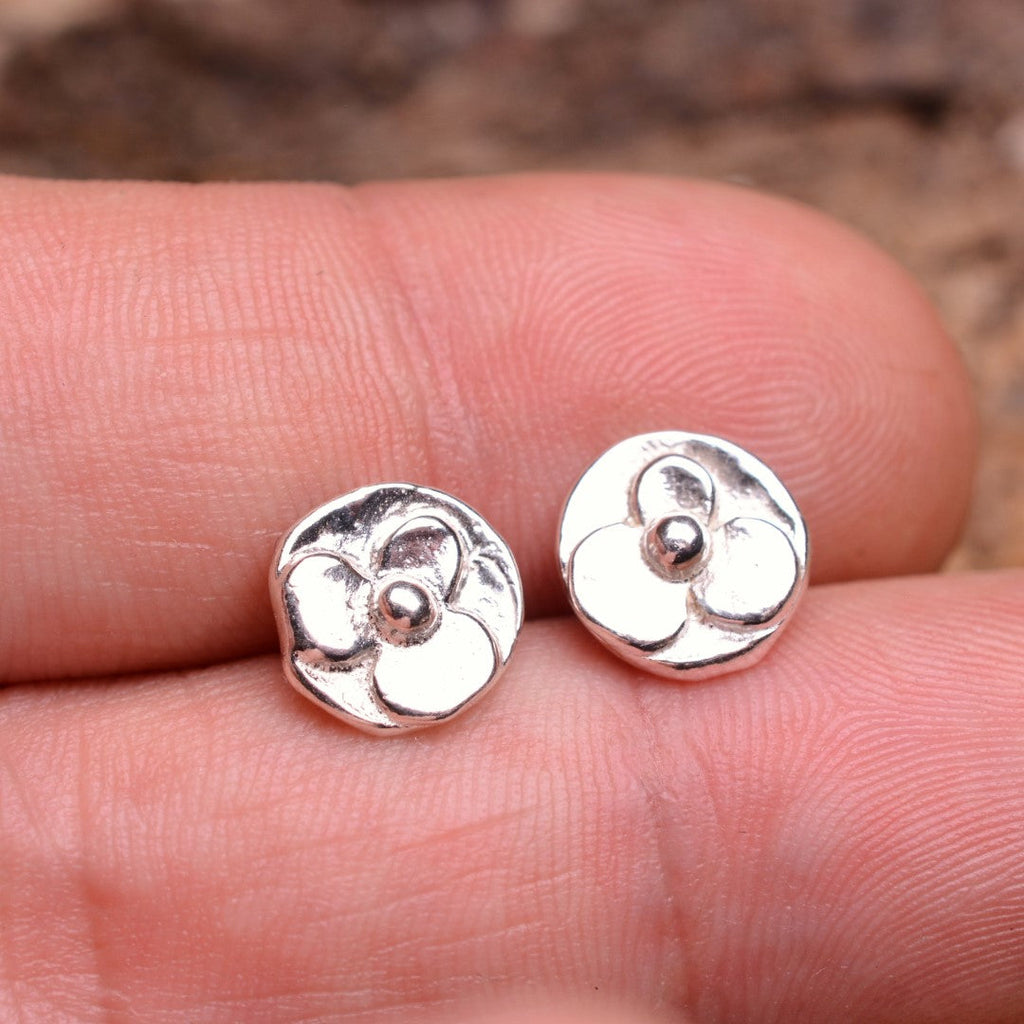 „Veilchen“-Mini-Ohrstecker aus 925er Silber – floraler Schmuck | Art Diva
