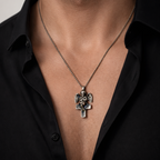 „Engel auf dem Kreuz“-Anhänger aus 925er Silber – handgefertigter Talisman für Schutz und Licht, Skulpturenschmuck im Boho- und rustikalen Stil | Art Diva
