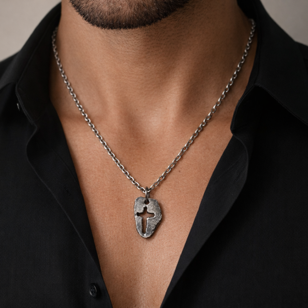 „Massives Kreuz“ – oxidierter Herren-Anhänger aus 925er Silber, Talisman für Stärke und spirituellen Schutz, Schmuck im Boho- und rustikalen Stil | Art Diva