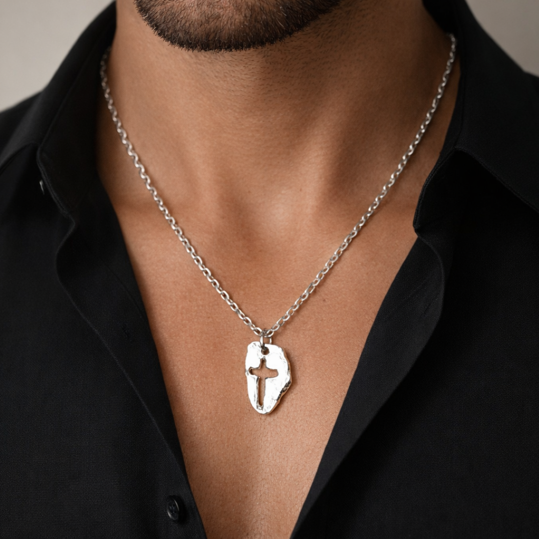 „Massives Kreuz“ – handpolierter Herren-Anhänger aus 925er Silber, Talisman für Stärke, Widerstandskraft und Schutz, Skulpturenschmuck im Boho- und rustikalen Stil | Art Diva