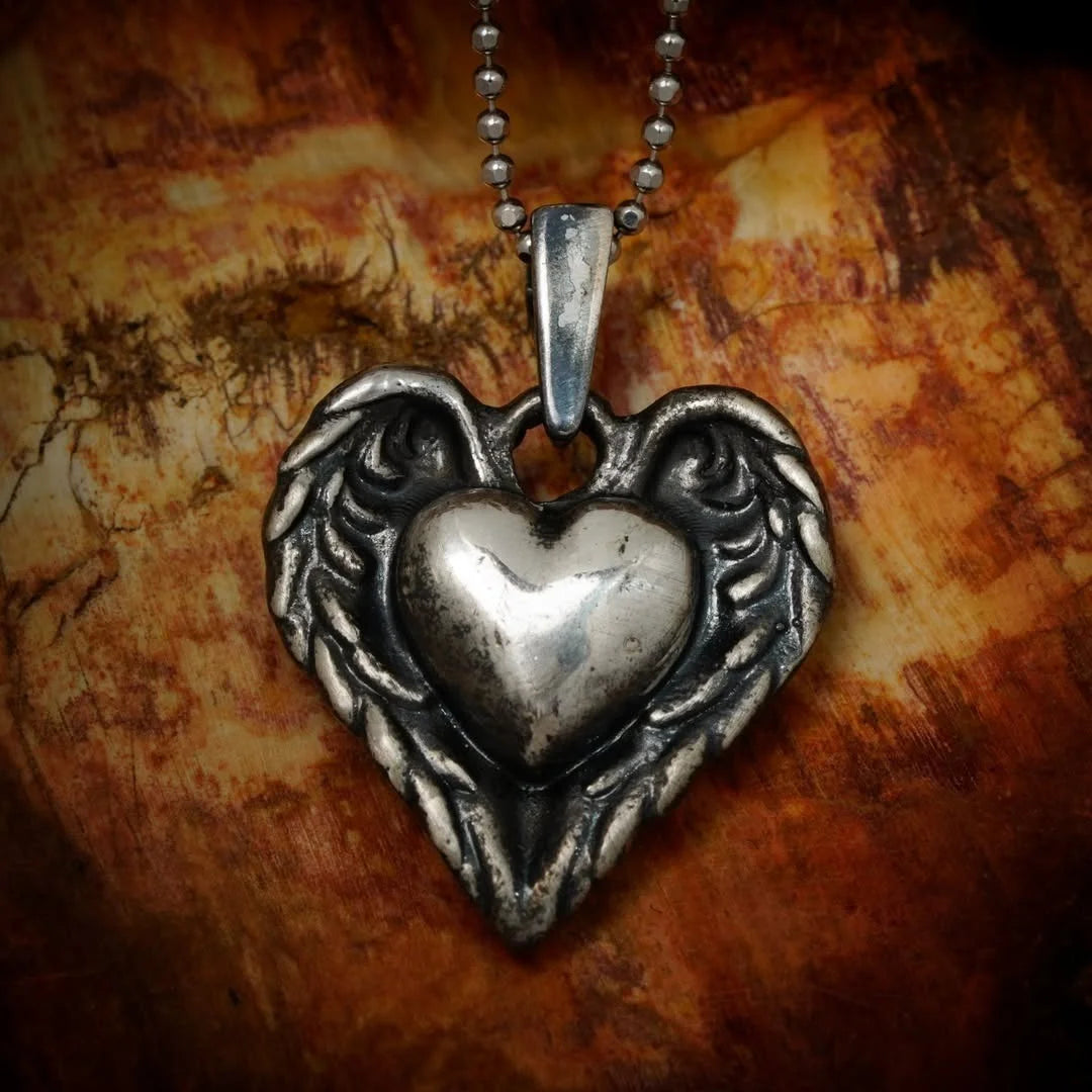 „Herz mit Engelsflügeln“-Anhänger aus 925er Silber – handgefertigter Talisman für Schutz und Liebe im künstlerischen Boho-Stil | Art Diva