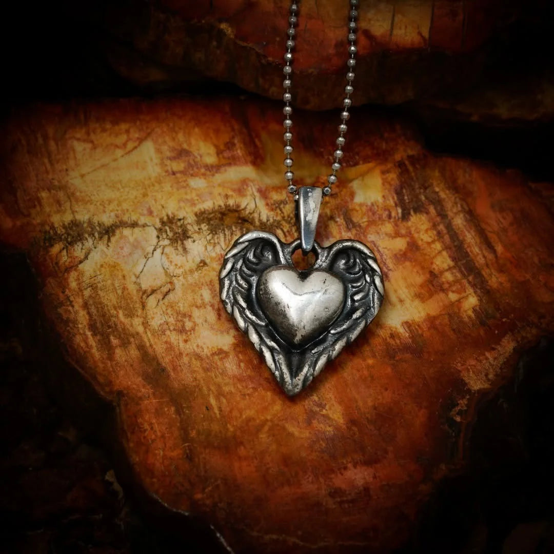 „Herz mit Engelsflügeln“-Anhänger aus 925er Silber – handgefertigter Talisman für Schutz und Liebe im künstlerischen Boho-Stil | Art Diva
