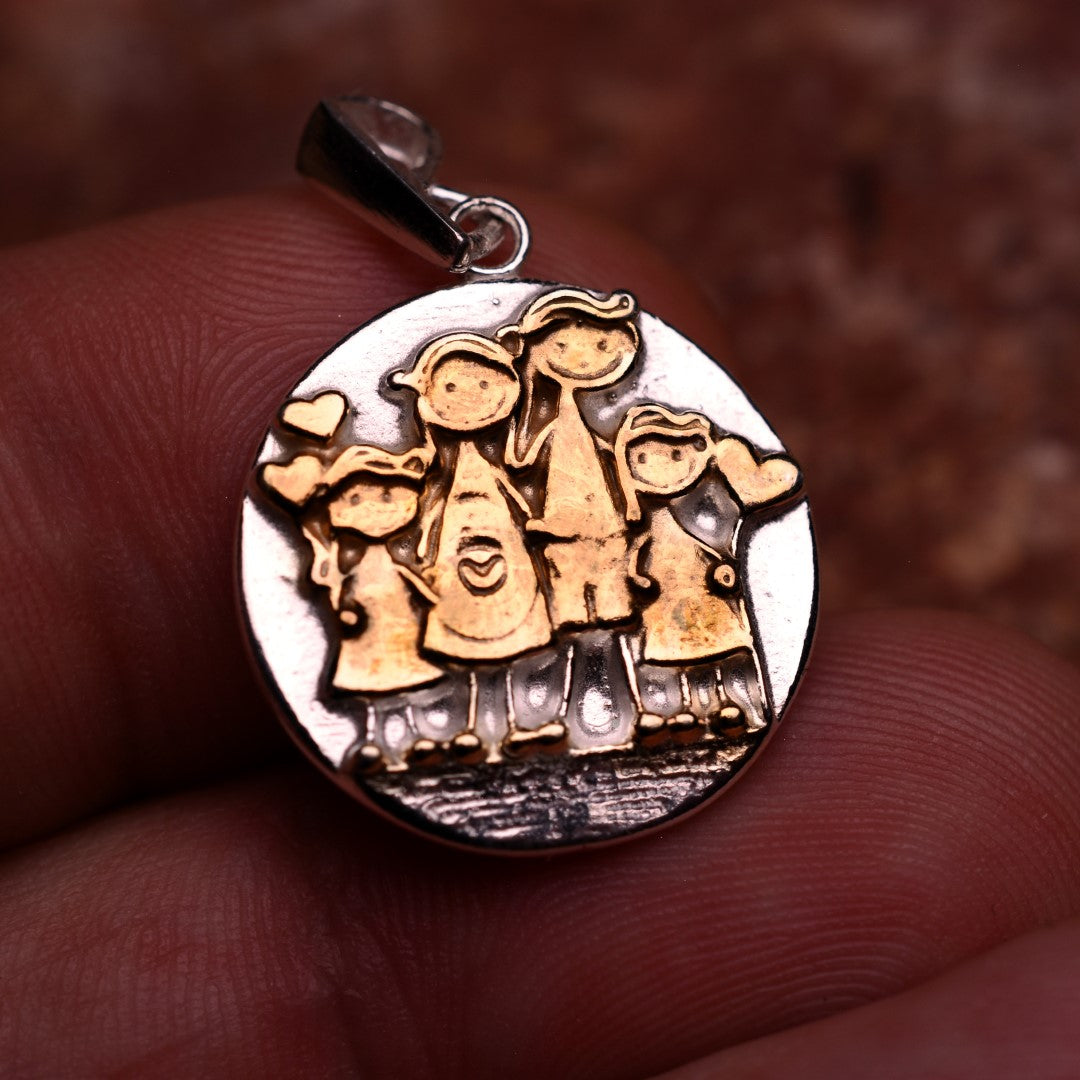 Familien-Anhänger aus 925er Silber mit goldenen Akzenten – Talisman für familiäre Liebe und Verbundenheit | Art Diva
