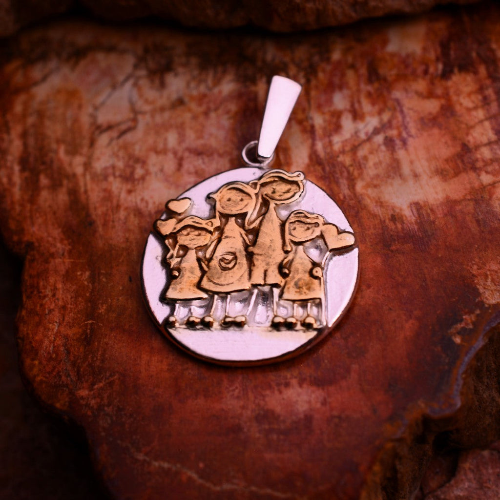 Familien-Anhänger aus 925er Silber mit goldenen Akzenten – Talisman für familiäre Liebe und Verbundenheit | Art Diva