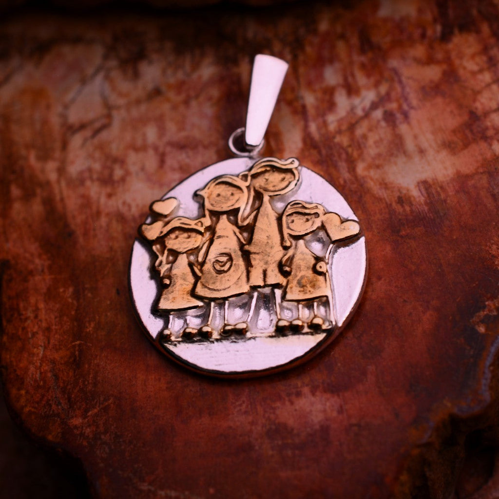 Familien-Anhänger aus 925er Silber mit goldenen Akzenten – Talisman für familiäre Liebe und Verbundenheit | Art Diva