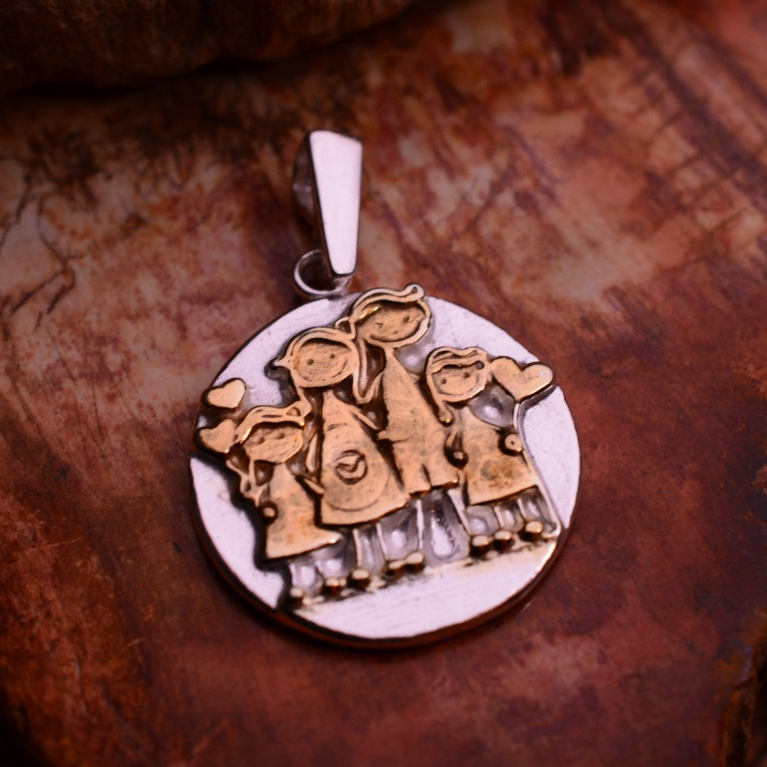 Familien-Anhänger aus 925er Silber mit goldenen Akzenten – Talisman für familiäre Liebe und Verbundenheit | Art Diva