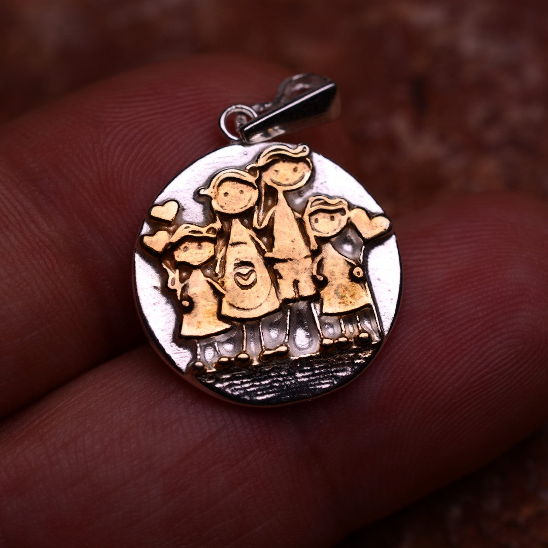 Familien-Anhänger aus 925er Silber mit goldenen Akzenten – Talisman für familiäre Liebe und Verbundenheit | Art Diva