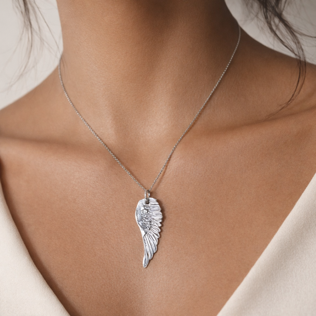 Engelsflügel-Anhänger aus 925er Silber – handgefertigter Skulpturenschmuck im Boho- und rustikalen Stil, Talisman für Schutz und spirituelle Kraft | Art Diva