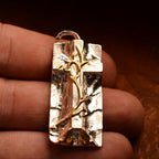 „Grabtuch“-Kreuz-Anhänger für Herren aus 925er Silber mit goldenen Akzenten – Symbol des Glaubens, handgefertigter skulpturaler Schmuck im Boho-Rustik-Stil | Art Diva