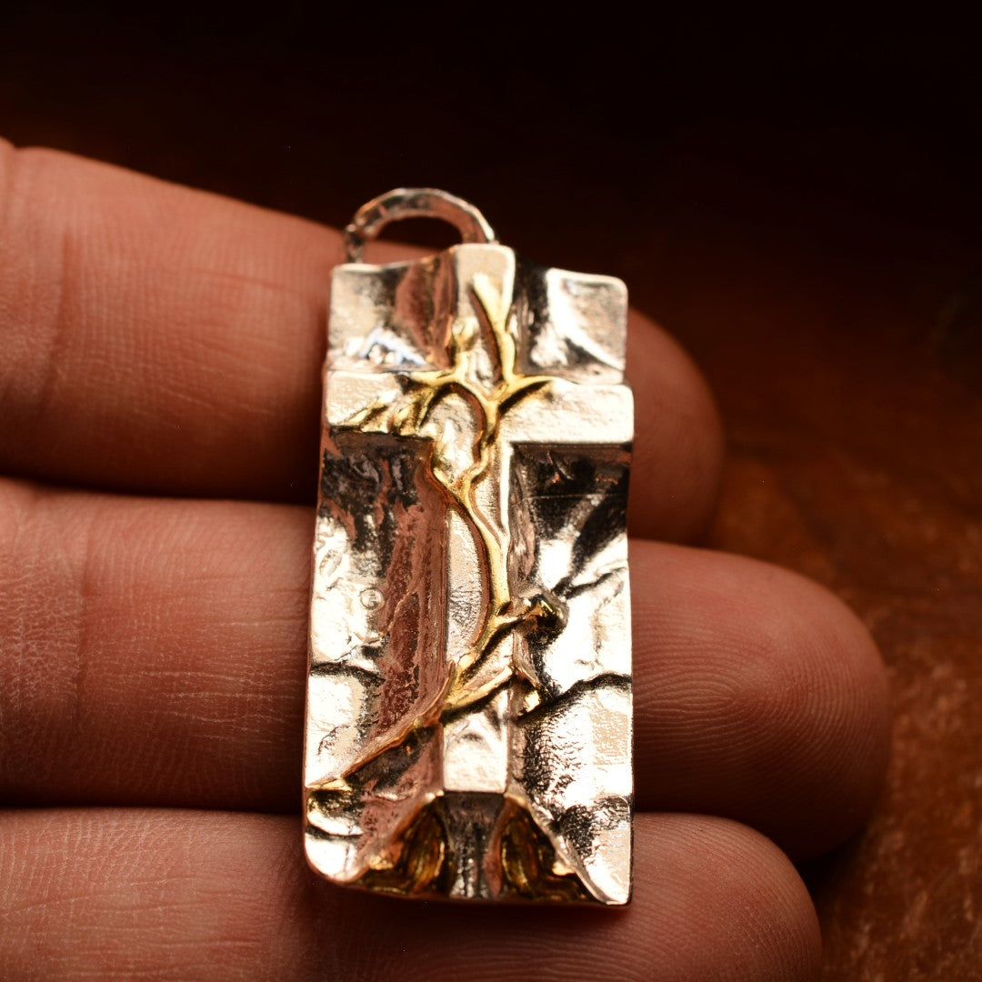 „Grabtuch“-Kreuz-Anhänger für Herren aus 925er Silber mit goldenen Akzenten – Symbol des Glaubens, handgefertigter skulpturaler Schmuck im Boho-Rustik-Stil | Art Diva