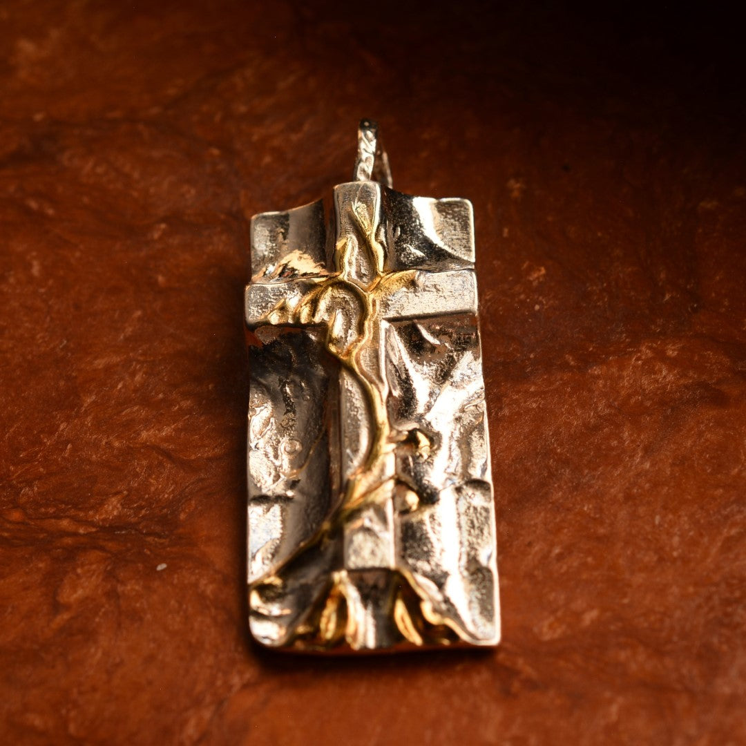 „Grabtuch“-Kreuz-Anhänger für Herren aus 925er Silber mit goldenen Akzenten – Symbol des Glaubens, handgefertigter skulpturaler Schmuck im Boho-Rustik-Stil | Art Diva