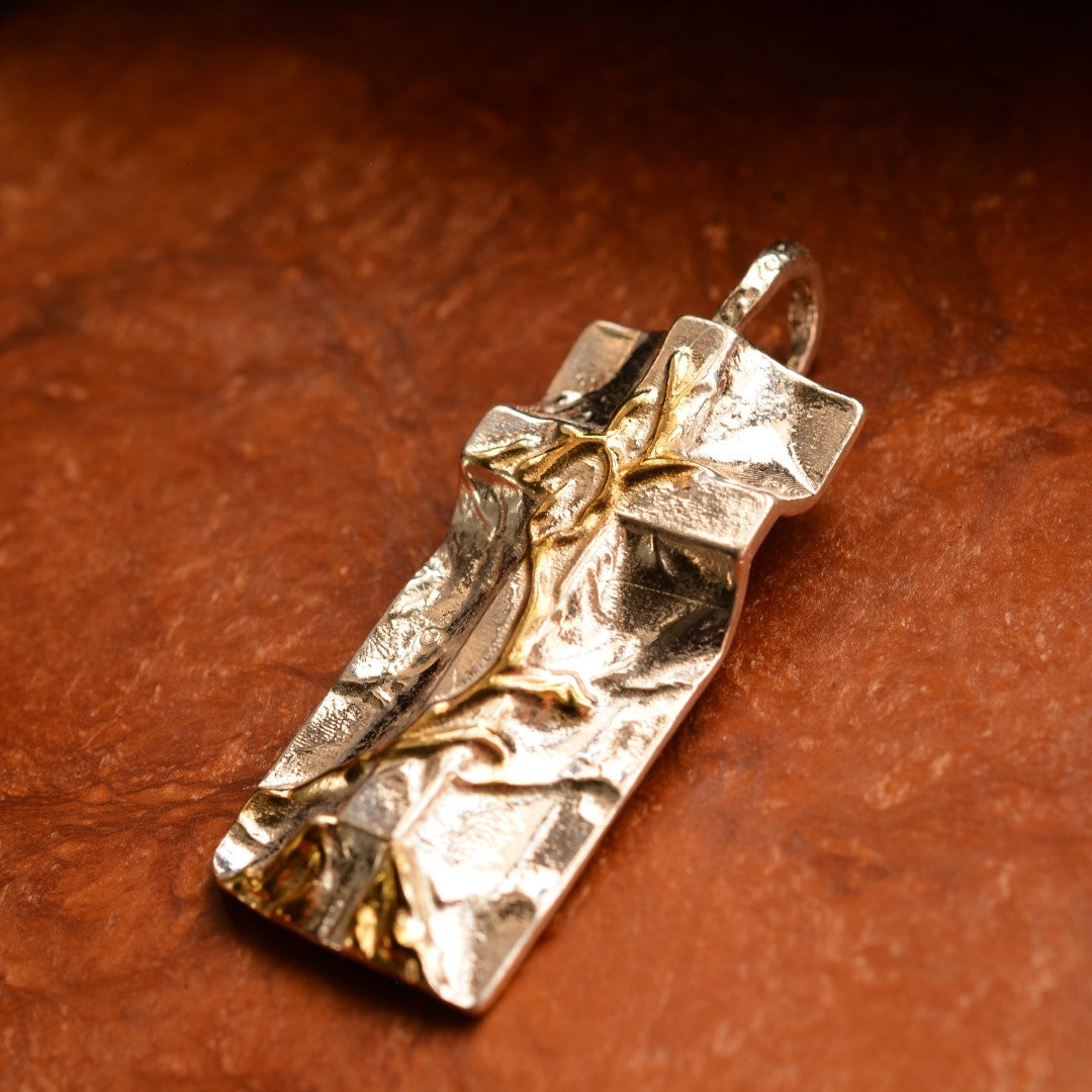 „Grabtuch“-Kreuz-Anhänger für Herren aus 925er Silber mit goldenen Akzenten – Symbol des Glaubens, handgefertigter skulpturaler Schmuck im Boho-Rustik-Stil | Art Diva