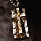 „Grabtuch“-Kreuz-Anhänger für Herren aus 925er Silber mit goldenen Akzenten – Symbol des Glaubens, handgefertigter skulpturaler Schmuck im Boho-Rustik-Stil | Art Diva