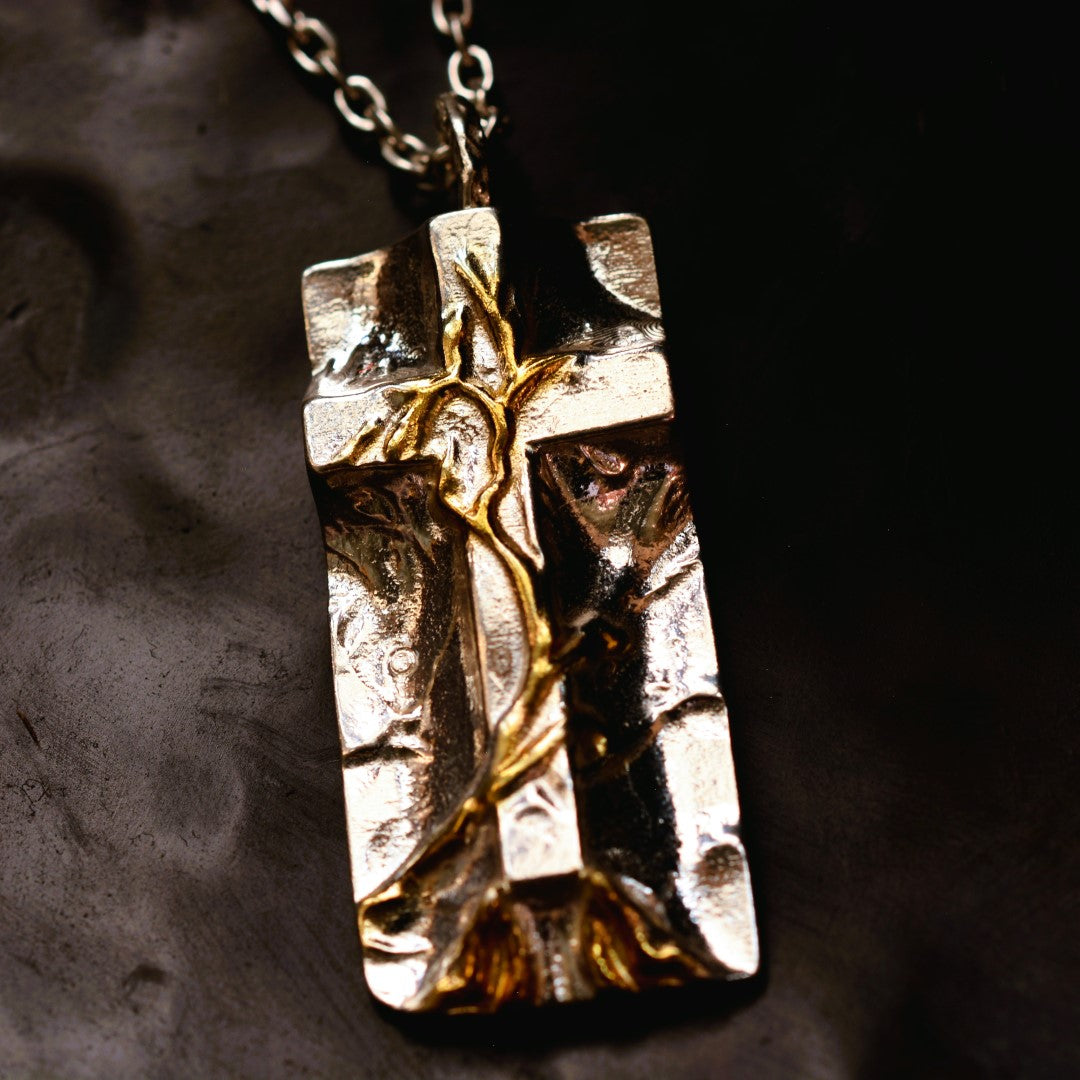 „Grabtuch“-Kreuz-Anhänger für Herren aus 925er Silber mit goldenen Akzenten – Symbol des Glaubens, handgefertigter skulpturaler Schmuck im Boho-Rustik-Stil | Art Diva