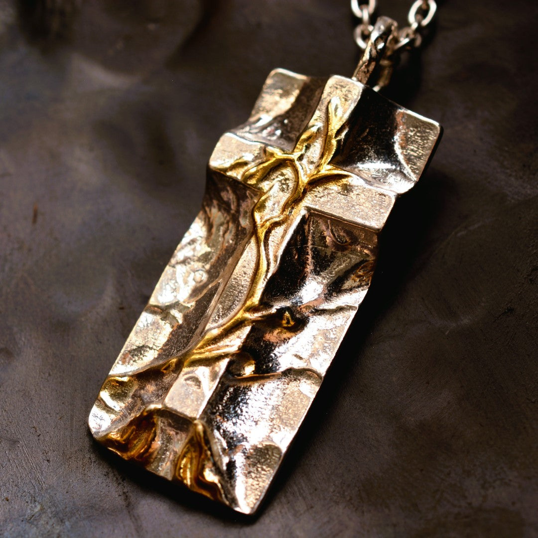 „Grabtuch“-Kreuz-Anhänger für Herren aus 925er Silber mit goldenen Akzenten – Symbol des Glaubens, handgefertigter skulpturaler Schmuck im Boho-Rustik-Stil | Art Diva