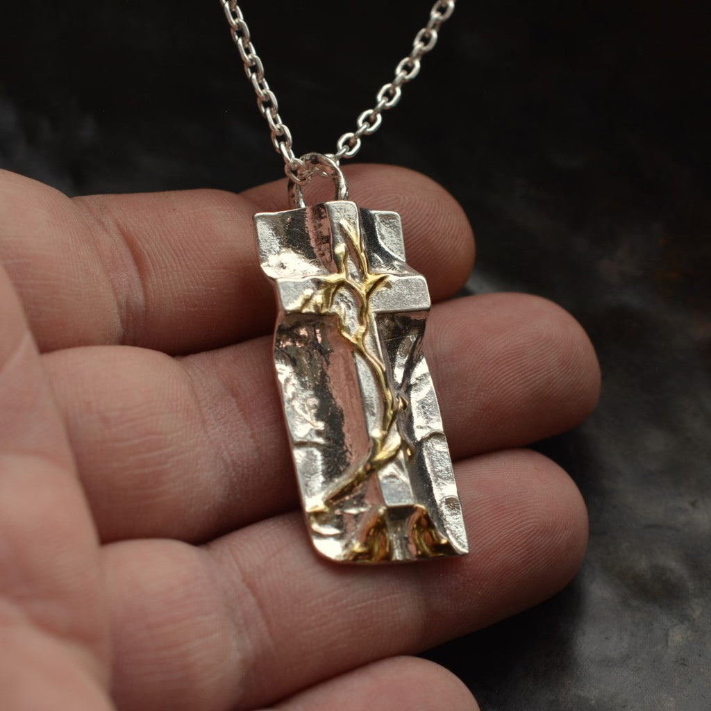 „Grabtuch“-Kreuz-Anhänger für Herren aus 925er Silber mit goldenen Akzenten – Symbol des Glaubens, handgefertigter skulpturaler Schmuck im Boho-Rustik-Stil | Art Diva