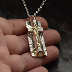 „Grabtuch“-Kreuz-Anhänger für Herren aus 925er Silber mit goldenen Akzenten – Symbol des Glaubens, handgefertigter skulpturaler Schmuck im Boho-Rustik-Stil | Art Diva
