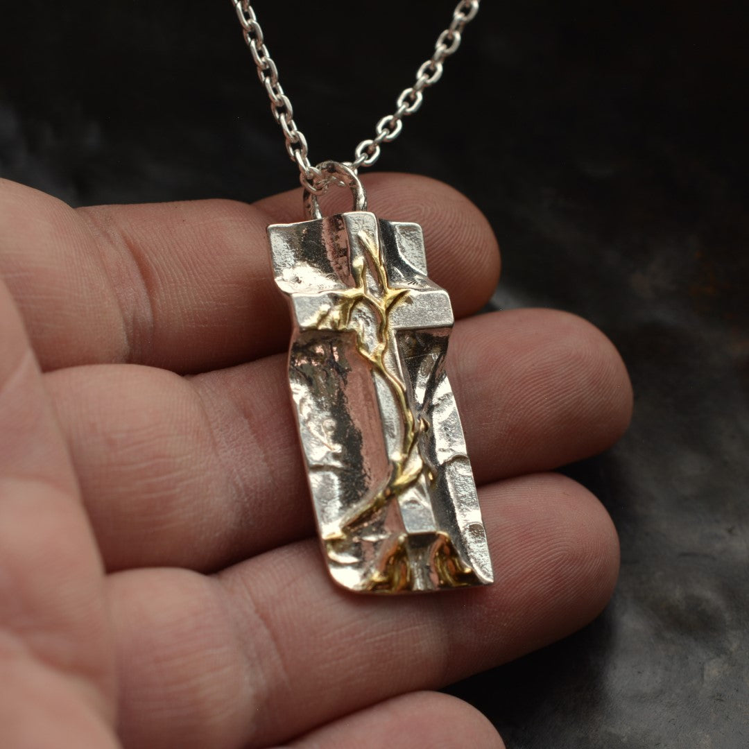 „Grabtuch“-Kreuz-Anhänger für Herren aus 925er Silber mit goldenen Akzenten – Symbol des Glaubens, handgefertigter skulpturaler Schmuck im Boho-Rustik-Stil | Art Diva