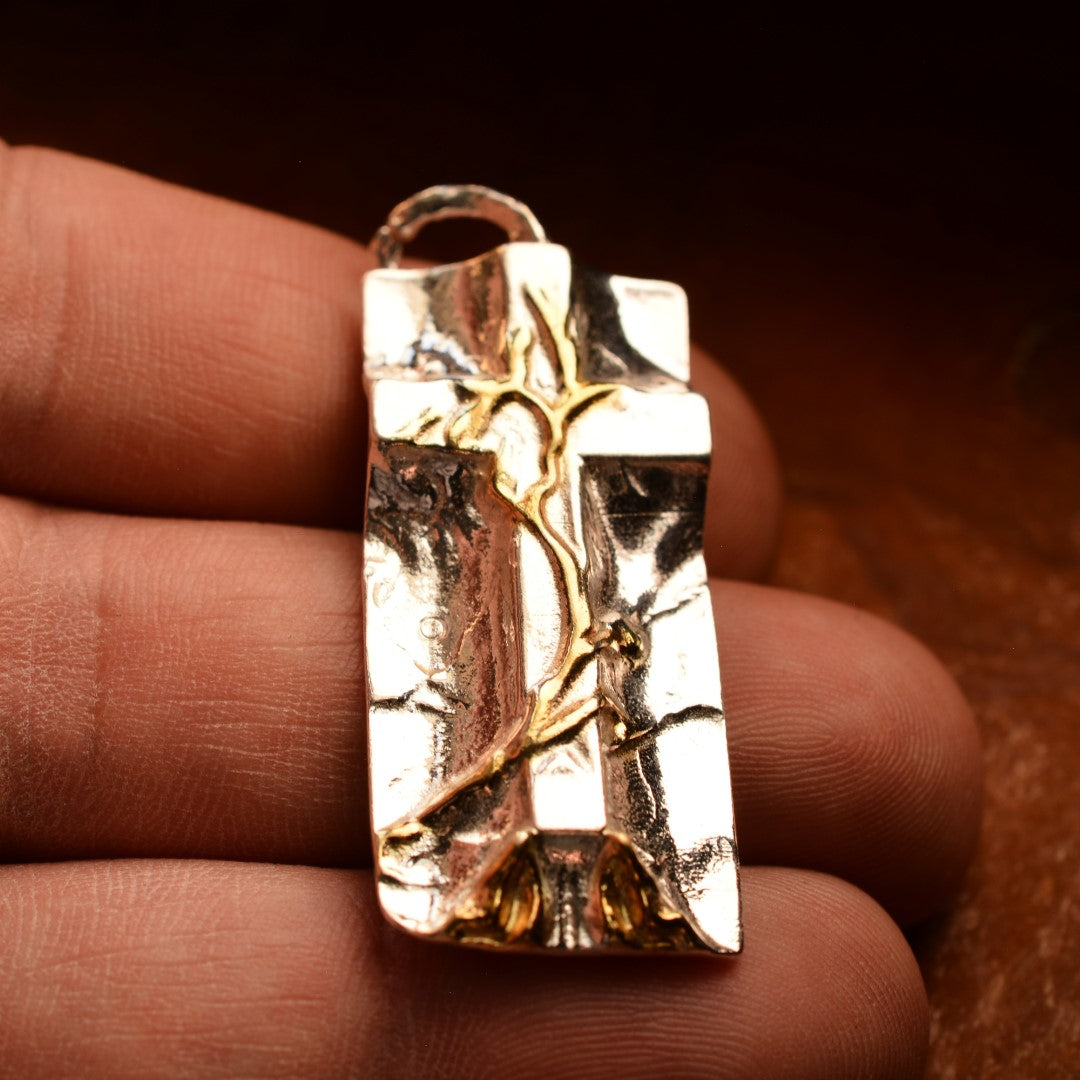 „Grabtuch“-Kreuz-Anhänger für Herren aus 925er Silber mit goldenen Akzenten – Symbol des Glaubens, handgefertigter skulpturaler Schmuck im Boho-Rustik-Stil | Art Diva
