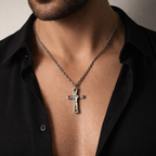 „Stärke und Glaube“-Massiver Kreuz-Anhänger für Herren aus 925er Silber – Skulpturenschmuck im Boho- und rustikalen Stil | Art Diva