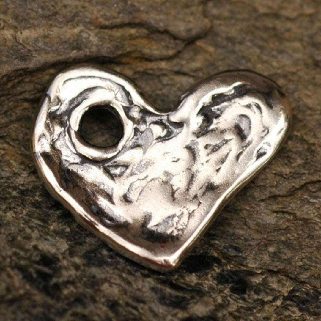 Herz-Anhänger aus 925er Silber – Talisman für Liebe, handgefertigter Skulpturenschmuck im Boho-Stil mit rustikaler Optik | Art Diva
