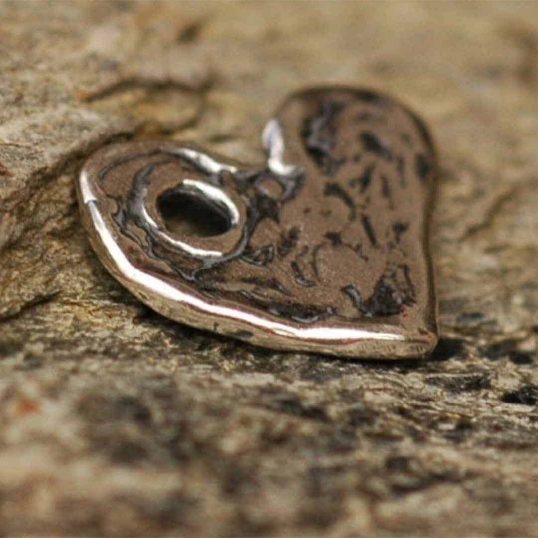 Herz-Anhänger aus 925er Silber – Talisman für Liebe, handgefertigter Skulpturenschmuck im Boho-Stil mit rustikaler Optik | Art Diva