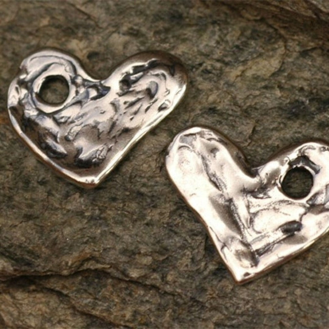 Herz-Anhänger aus 925er Silber – Talisman für Liebe, handgefertigter Skulpturenschmuck im Boho-Stil mit rustikaler Optik | Art Diva