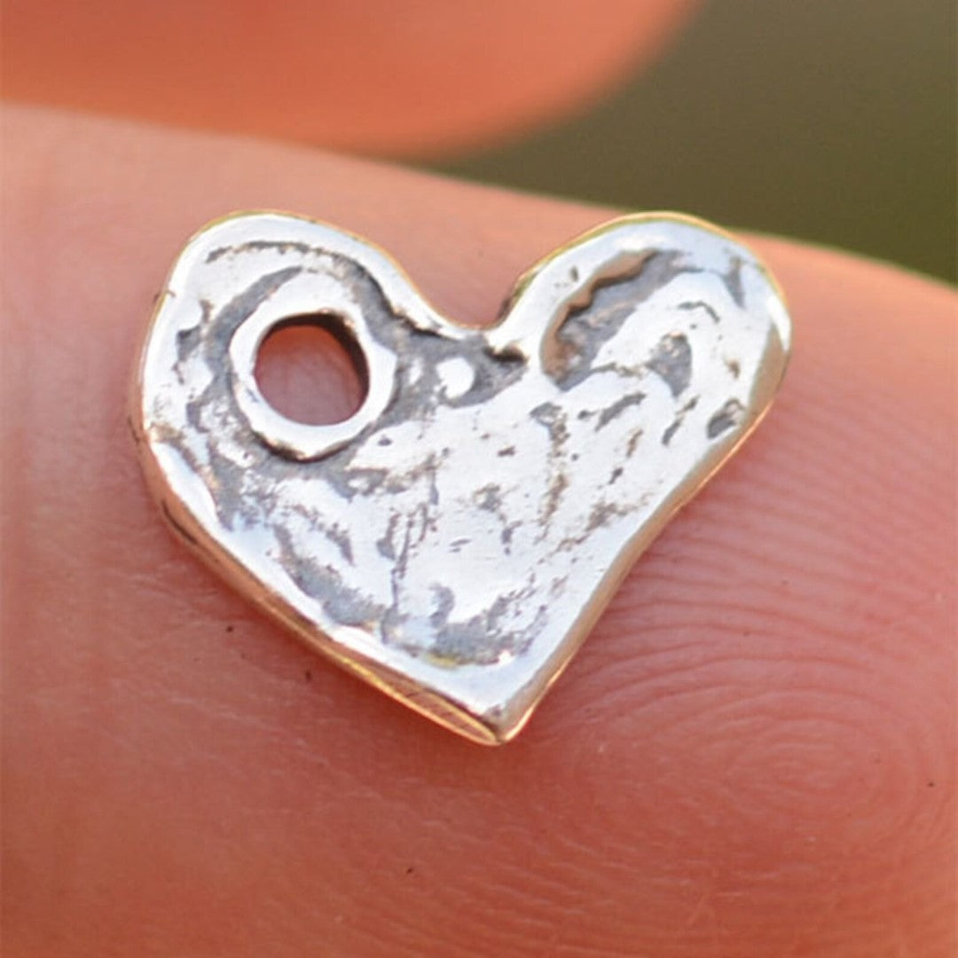 Herz-Anhänger aus 925er Silber – Talisman für Liebe, handgefertigter Skulpturenschmuck im Boho-Stil mit rustikaler Optik | Art Diva