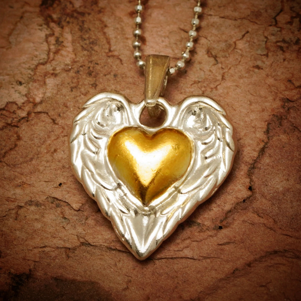„Herz mit Engelsflügeln“-Anhänger aus 925er Silber mit goldfarbenem Akzent – handgefertigter Talisman für Schutz und Liebe im Boho-, Kunst- und rustikalen Stil | Art Diva