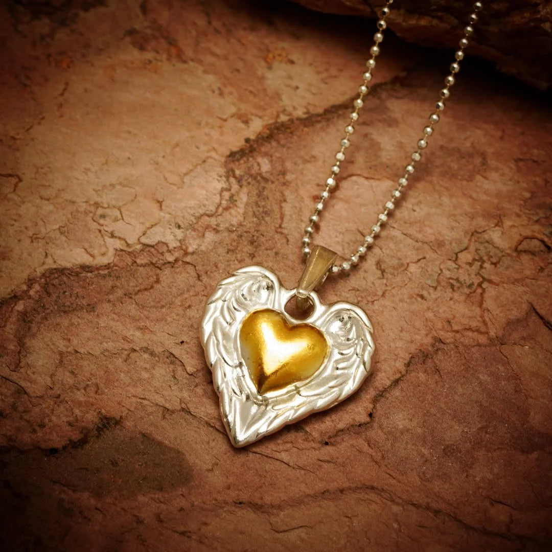 „Herz mit Engelsflügeln“-Anhänger aus 925er Silber mit goldfarbenem Akzent – handgefertigter Talisman für Schutz und Liebe im Boho-, Kunst- und rustikalen Stil | Art Diva