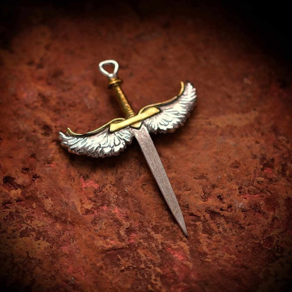 „Schwert mit Engelsflügeln“-Anhänger für Herren aus 925er Silber mit goldfarbenen Akzenten – handgefertigter Talisman für Stärke und Schutz, Skulpturenschmuck im Boho-Stil | Art Diva