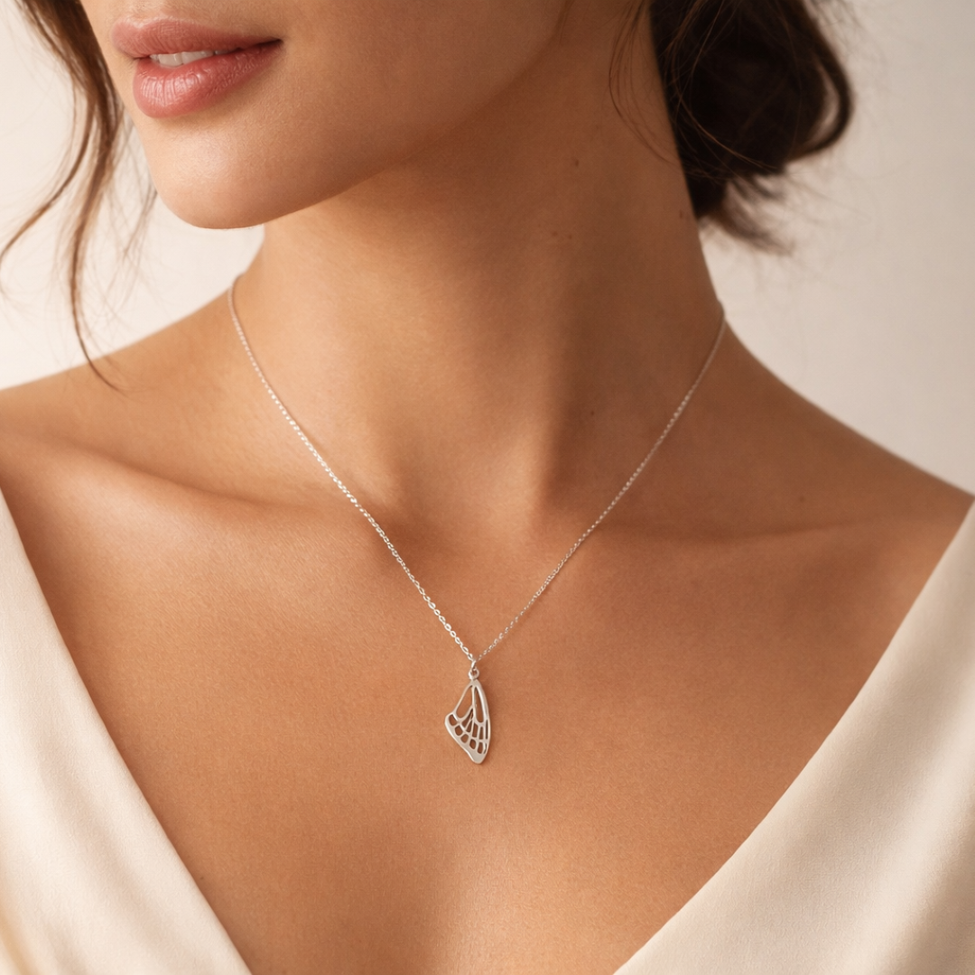 Schmetterlingsflügel-Anhänger aus 925er Silber – handgefertigter Talisman für Freiheit und Transformation, Skulpturenschmuck im Boho- und rustikalen Stil | Art Diva