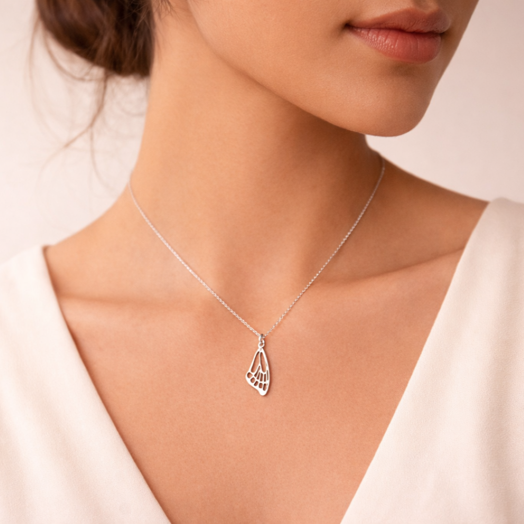 „Schmetterlingsflügel“ – Anhänger aus 925er Silber, Amulett für Freiheit und Licht, handgefertigter Skulpturenschmuck im Boho- und rustikalen Stil | Art Diva
