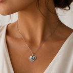 Herzanhänger mit Blume aus 925er Silber – handgefertigter Liebestalisman und Skulpturenschmuck im Boho-Stil, ideales Geschenk für Mutter, Tochter oder Freundin | Art Diva