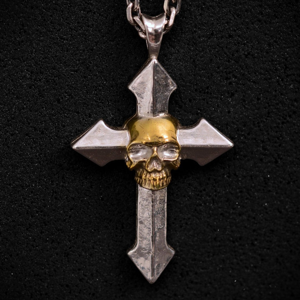 „Memento Mori“-Kreuzanhänger für Herren aus 925er Silber mit goldfarbenen Akzenten – Symbol für Stärke und Achtsamkeit, Skulpturenschmuck im Boho- und rustikalen Stil | Art Diva