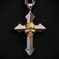 „Memento Mori“-Kreuzanhänger für Herren aus 925er Silber mit goldfarbenen Akzenten – Symbol für Stärke und Achtsamkeit, Skulpturenschmuck im Boho- und rustikalen Stil | Art Diva