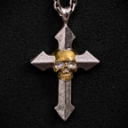 „Memento Mori“-Kreuzanhänger für Herren aus 925er Silber mit goldfarbenen Akzenten – Symbol für Stärke und Achtsamkeit, Skulpturenschmuck im Boho- und rustikalen Stil | Art Diva