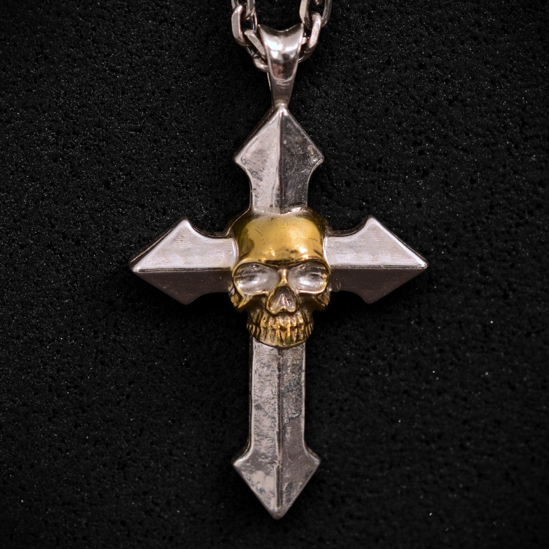 „Memento Mori“-Kreuzanhänger für Herren aus 925er Silber mit goldfarbenen Akzenten – Symbol für Stärke und Achtsamkeit, Skulpturenschmuck im Boho- und rustikalen Stil | Art Diva